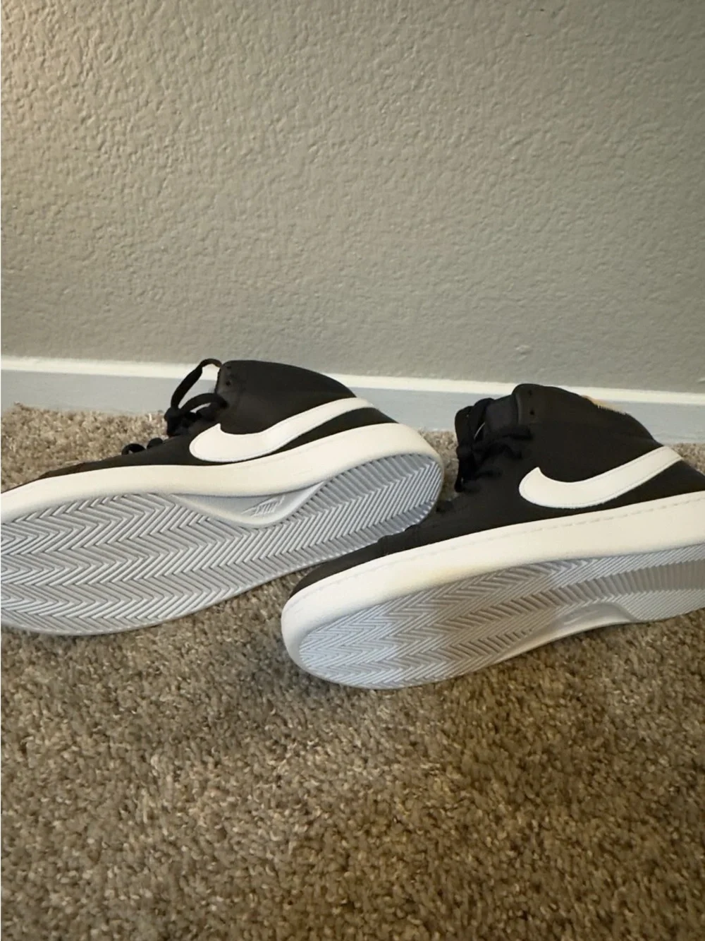 Nike black mid